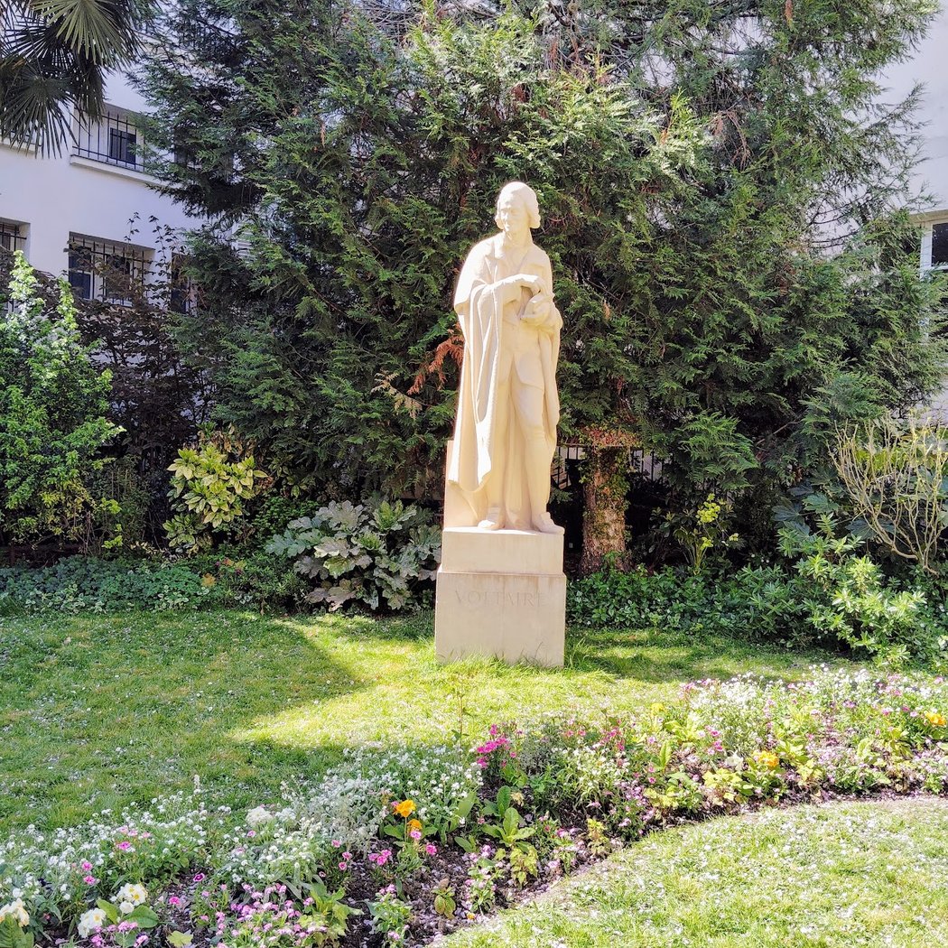 Statue De Voltaire 2